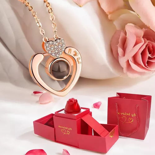 COLLAR TE AMO EN 100 IDIOMAS + COFRE DE ROSAS ETERNAS